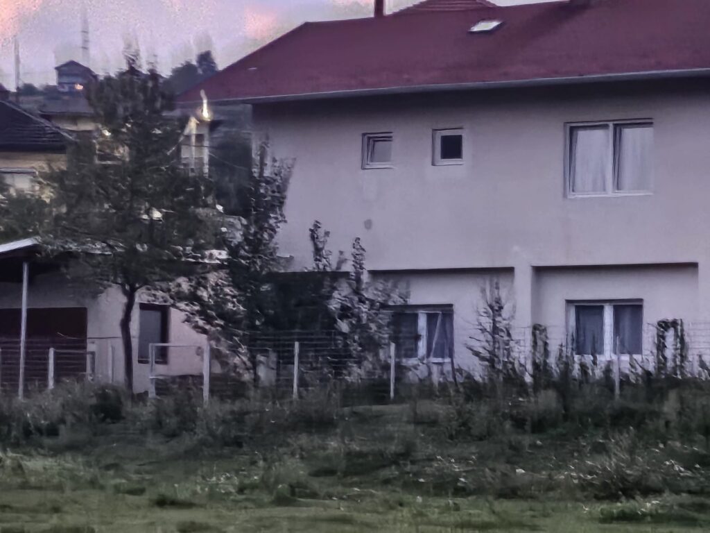 Zweistöckiges Haus mit rotem Ziegeldach, vorgesehen als künftiges Retreat in Šipovo