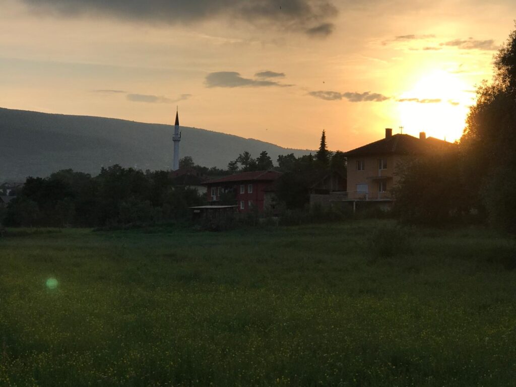 Abendstimmung über Šipovo mit Minarett und Wohnhäusern im Sonnenuntergang, Bosnien und Herzegowina